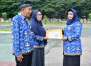 Wabup Suharsi Serahkan SK Pensiun kepada Dua ASN Masuk Masa Purna