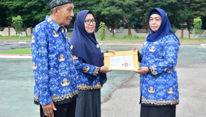 Wabup Suharsi Serahkan SK Pensiun kepada Dua ASN Masuk Masa Purna