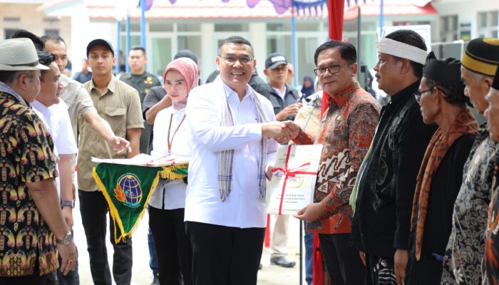 Wamen Ossy Serahkan 1.641 Sertipikat Redistribusi Tanah di Majalengka