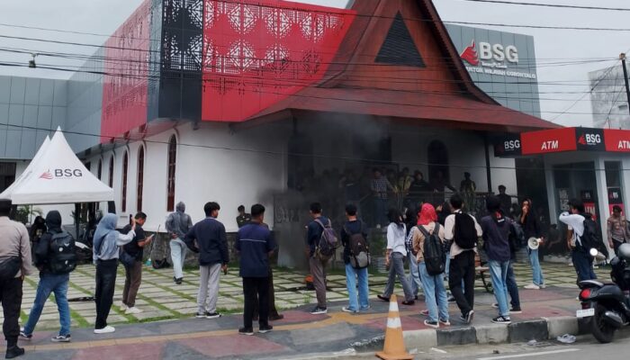 Bukan Torang pe Bank! Mahasiswa Segel Kantor BSG di Gorontalo