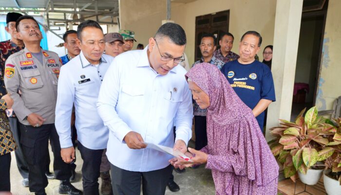 Wamen Ossy Serahkan Sertipikat Elektronik Door to Door di Semarang