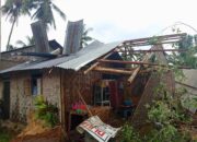 Angin Puting Beliung Rusak Puluhan Rumah Warga di Telaga Biru