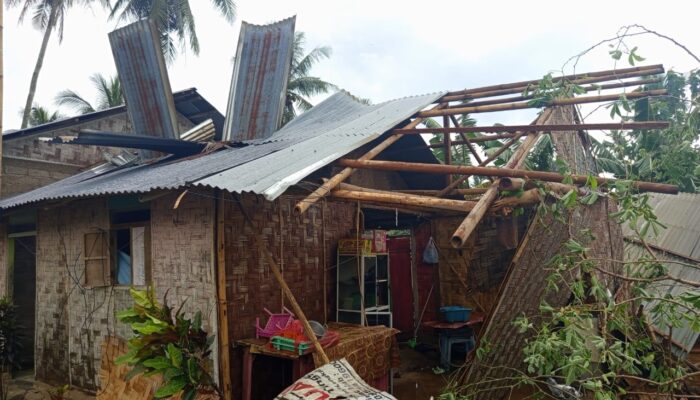 Angin Puting Beliung Rusak Puluhan Rumah Warga di Telaga Biru