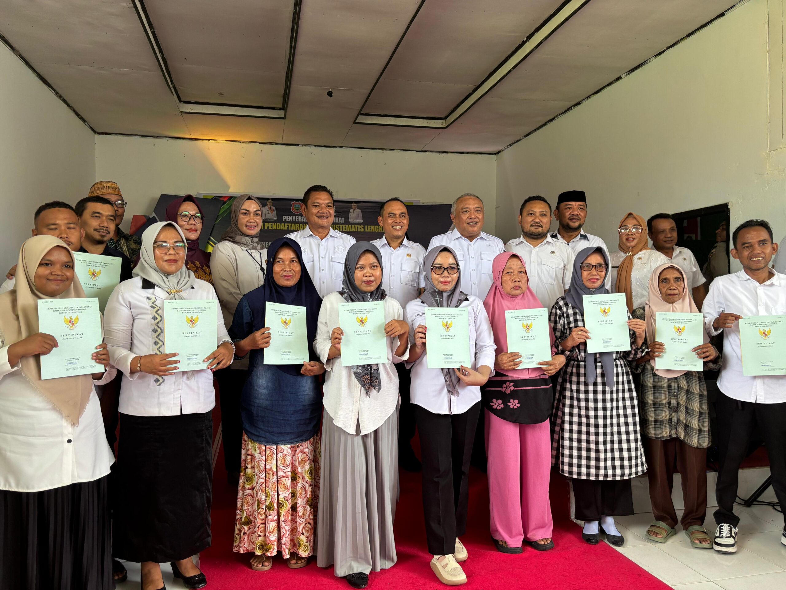 Kanta kabupaten Gorontalo serhkan 14 sertifikat