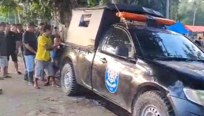 Pedagang Seret Mobil Satpol-PP yang Tutupi Pintu Masuk Pasar Hewan Pulubala