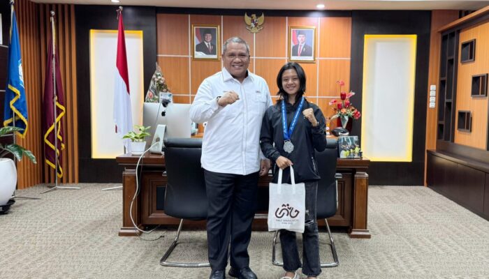 Rektor Eduart Apresiasi Perjuangan Asyifa Emba pada UNG Half Marathon
