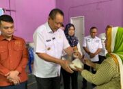 Gusnar Serahkan Bantuan Pangan ke Ratusan KPM di Kabupaten Gorontalo