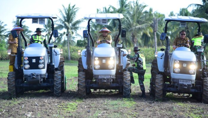 Gusnar Serahkan 15 Traktor Bantuan Presiden ke Petani Pohuwato