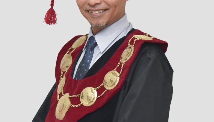 Anak Petani itu Kini Bergelar Professor