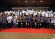 Pemerintah Serahkan 1.120 Sertipikat Tanah untuk Transmigran di Sukabumi