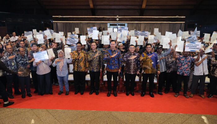 Pemerintah Serahkan 1.120 Sertipikat Tanah untuk Transmigran di Sukabumi