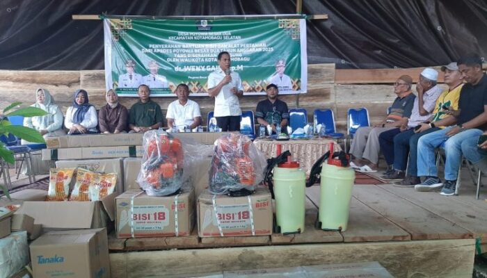 Weny Gaib Serahkan Bantuan untuk Petani Poyowa Besar Dua