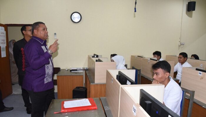 Rektor Eduart Motivasi Peserta Ujian Jalur Mandiri UNG