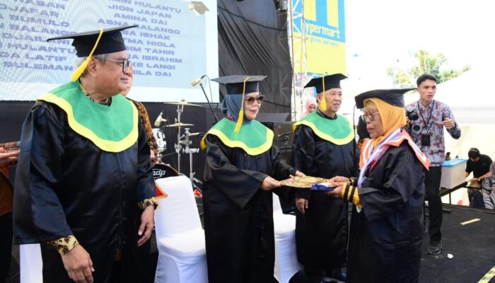 221 Orang Tua Jalani Wisuda Sekolah Lansia di Gorontalo