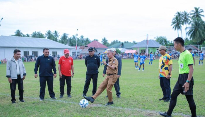 Wabup Iwan Sumbang Dana di Turnamen Sepak Bola Randangan Cup
