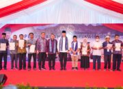 Wamen Ossy Serahkan 228 Sertipikat Tanah Elektronik di Lombok Barat