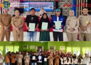 Kakantah Mega Serahkan Sertipikat Tanah ke Warga Desa Dunggala