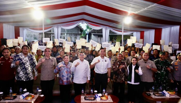 Menko AHY dan Wamen Ossy Serahkan Sertipikat Tanah Masyarakat di Pacitan