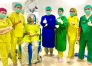 Wali Kota Kotamobagu dr. Wenny Gaib Lakukan Operasi Mata terhadap Pasien di Klinik Totabuan