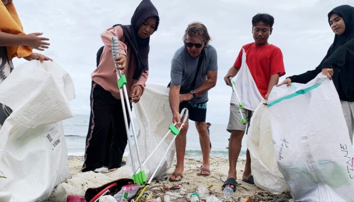 Turis asal Selandia Baru ajak Warga Gorontalo Selamatkan Hiu Paus dari Sampah