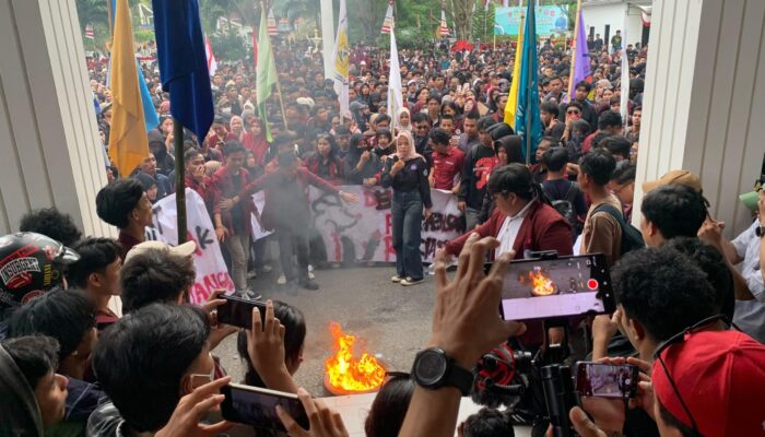 Mahasiswa UNG Paksa Buka Pintu Gerbang hingga Bakar Ban di Rudis Gubernur