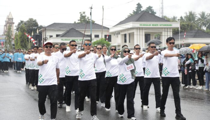 Lomba Gerak Jalan, Diskominfo Kotamobagu Tetap Prima Meski Diguyur Hujan