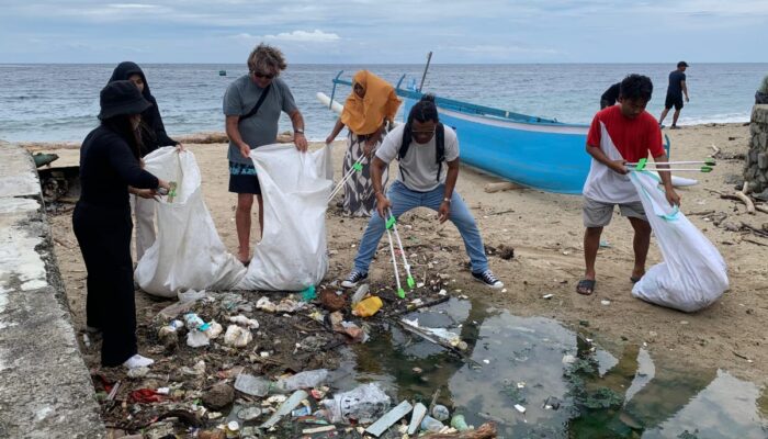 Kawasan Wisata Hiu Paus di Gorontalo Tercemar Sampah Plastik