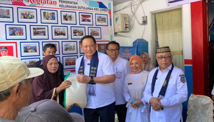 Gubernur Gorontalo Serahkan Bantuan Beras CPP ke Warga Limboto