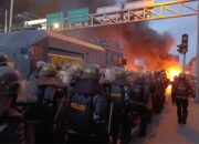 Pecah, Mahasiswa dan Polisi Bentrok di Simpang Lima Telaga