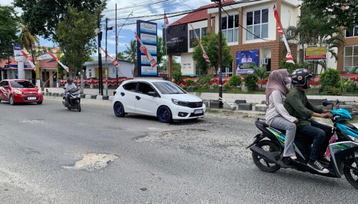 Jalan Rusak di Depan Kantor Samsat Kota Gorontalo, Apa Gunanya Bayar Pajak?