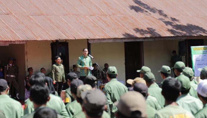 Kukuhkan Anggota Satlinmas, Weny Gaib: Pengabdian Sejati tak Dibatasi Usia