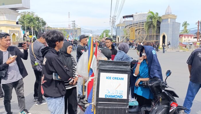 Penjual Es Keliling, “Cuan” Ditengah Para Demonstran