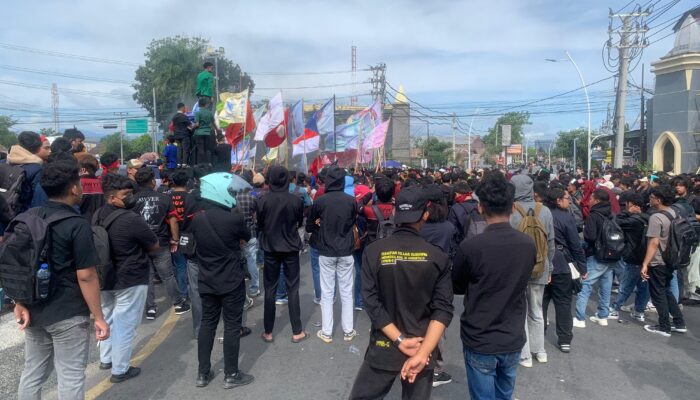 Ratusan mahasiswa Gorontalo menggelar aksi unjuk rasa di Bundaran Simpang Lima Kota Gorontalo, Senin (01/10) (F. Dulohupa.id)