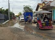 Dampak Satu Arah Jalan HB Jassin, Pengendara Lintasi Jalur Alternatif Berlubang