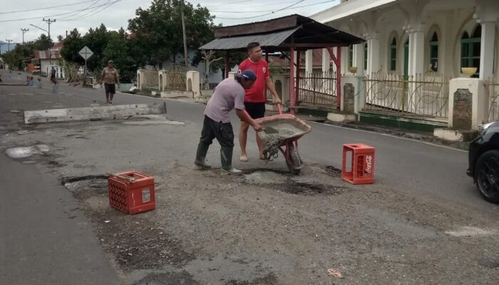 Jalan Rusak di Motoboi Besar Diperbaiki Warga, PUPR: Sudah Masuk Prioritas Tahun Ini