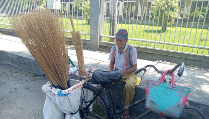 Kisah Pali Nune, Penjual Sapu Keliling di Gorontalo Sejak Tahun 80-an