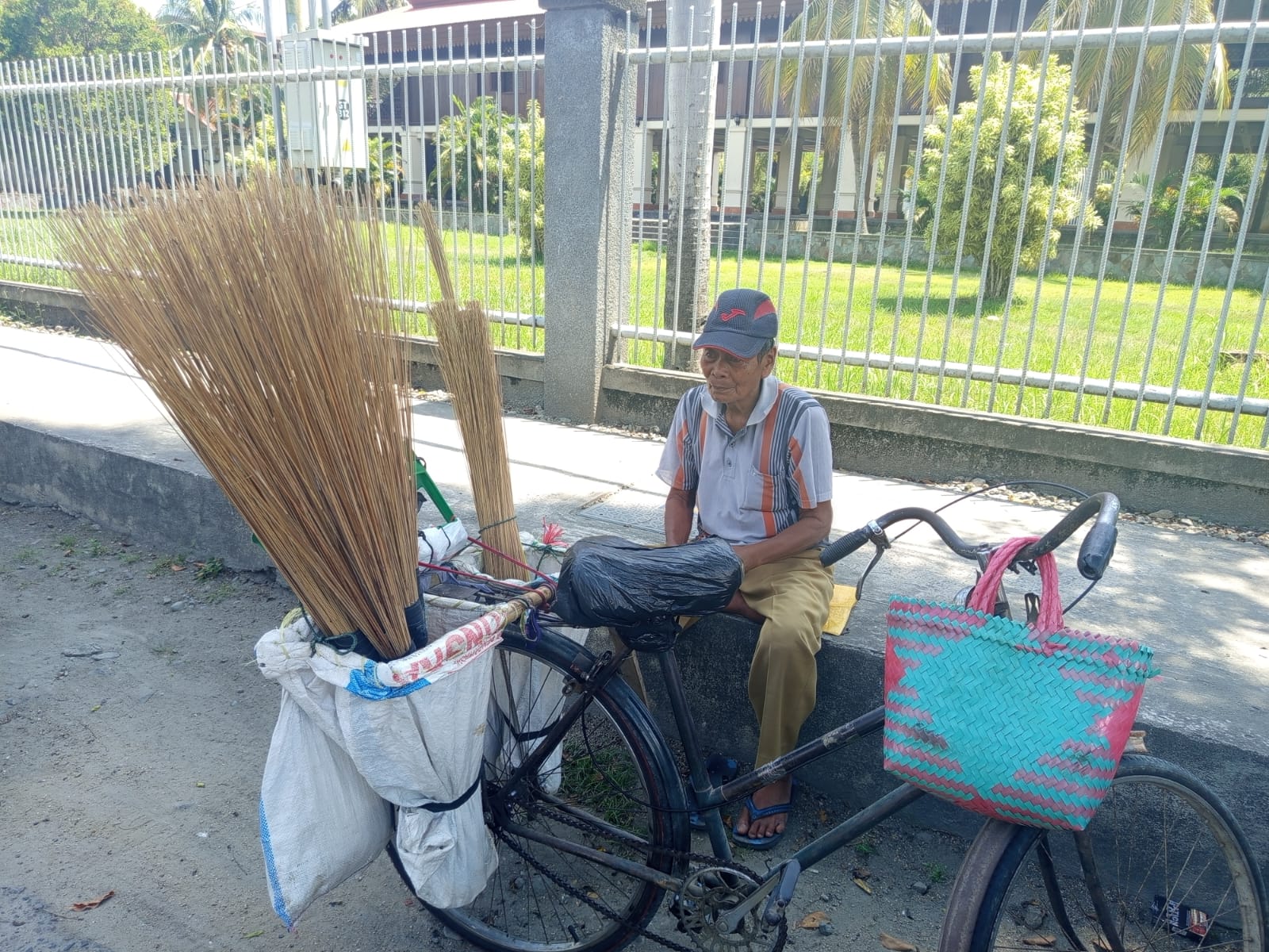 Penjual Sapu Keliling