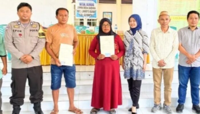 Kantor Pertanahan Kabupaten Gorontalo Serahkan Sertipikat PTSL di Desa Daenaa