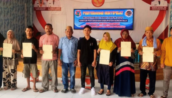 Kantor Pertanahan Kabupaten Gorontalo Serahkan Sertipikat Redistribusi Tanah di Mootilango