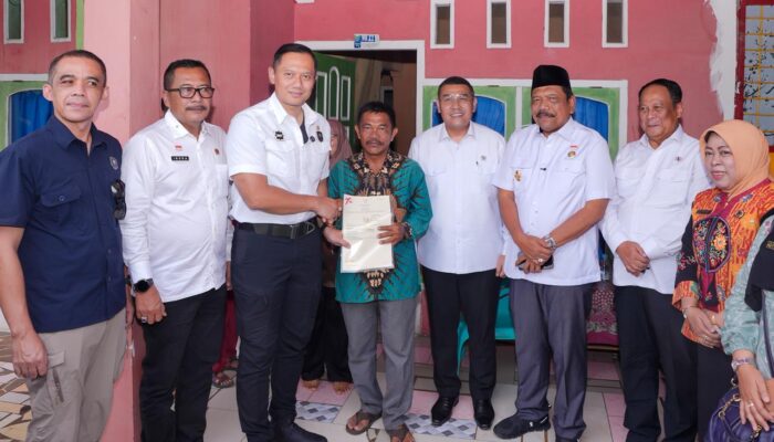 Wamen Ossy Bersama Menko AHY Serahkan Sertipikat Tanah bagi Warga di Bengkulu