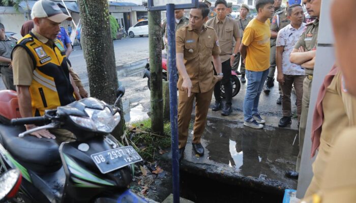Drainase Tersumbat di Jalan Kartini, Weny Gaib Turun Tangan Cari Solusi