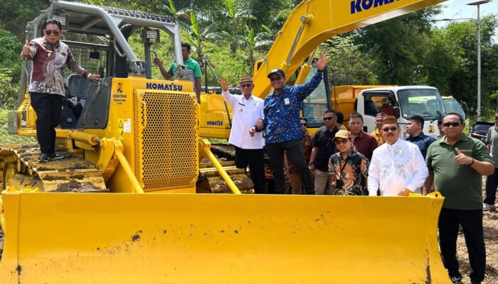 Pemkab Bone Bolango Dapat Bantuan Ekskavator untuk Tangani Sampah di TPA