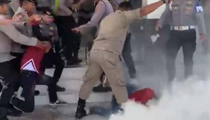 Demo Mahasiswa di Kantor DPRD Gorut Ricuh, Masa Aksi Diduga Kena Pukul