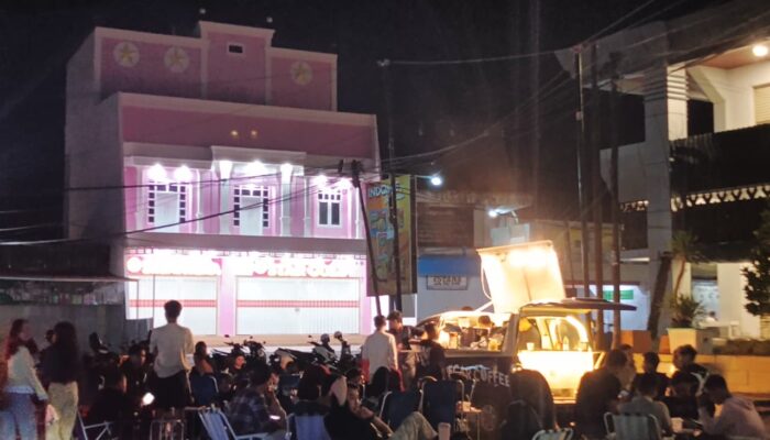 Yang Menyatukan Warga Ternyata Bukan Kafe Mewah, Tapi Kursi Lipat