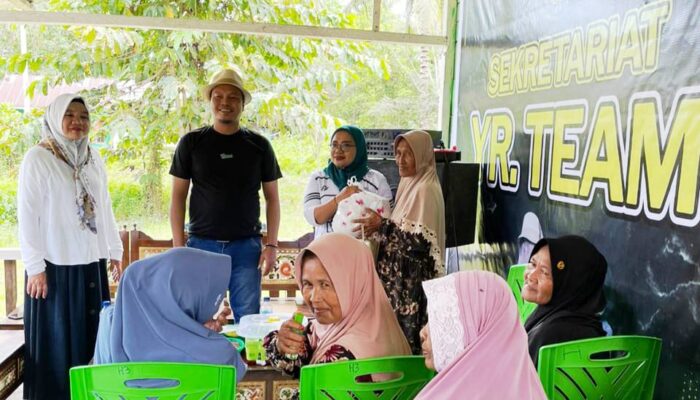 YR Team Peduli Warga Kurang Mampu, Salurkan Sembako di Desa Karya Baru