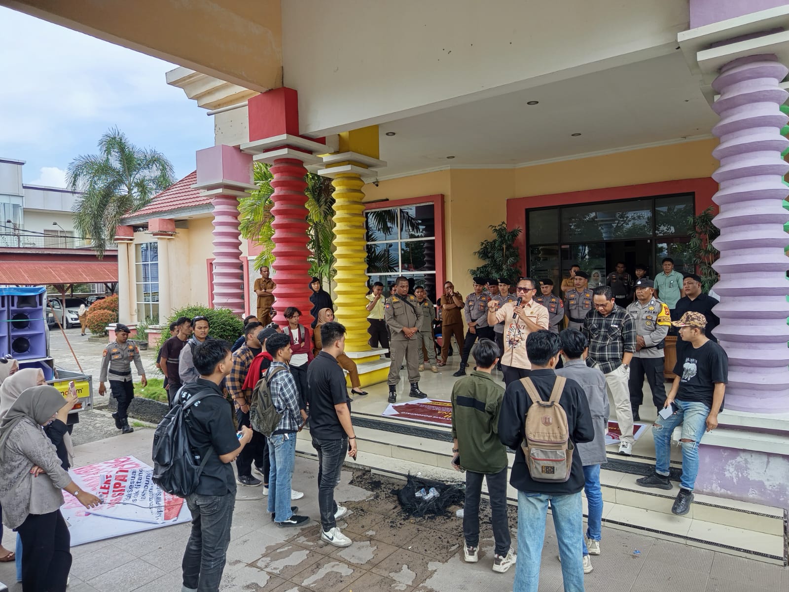 Ketua DPRD Kota Gorontalo, Irwan Hunawa saat menemui masa aksi didepan Gedung Parlemen Andalas Kota Gorontalo. Foto/Dulohupa