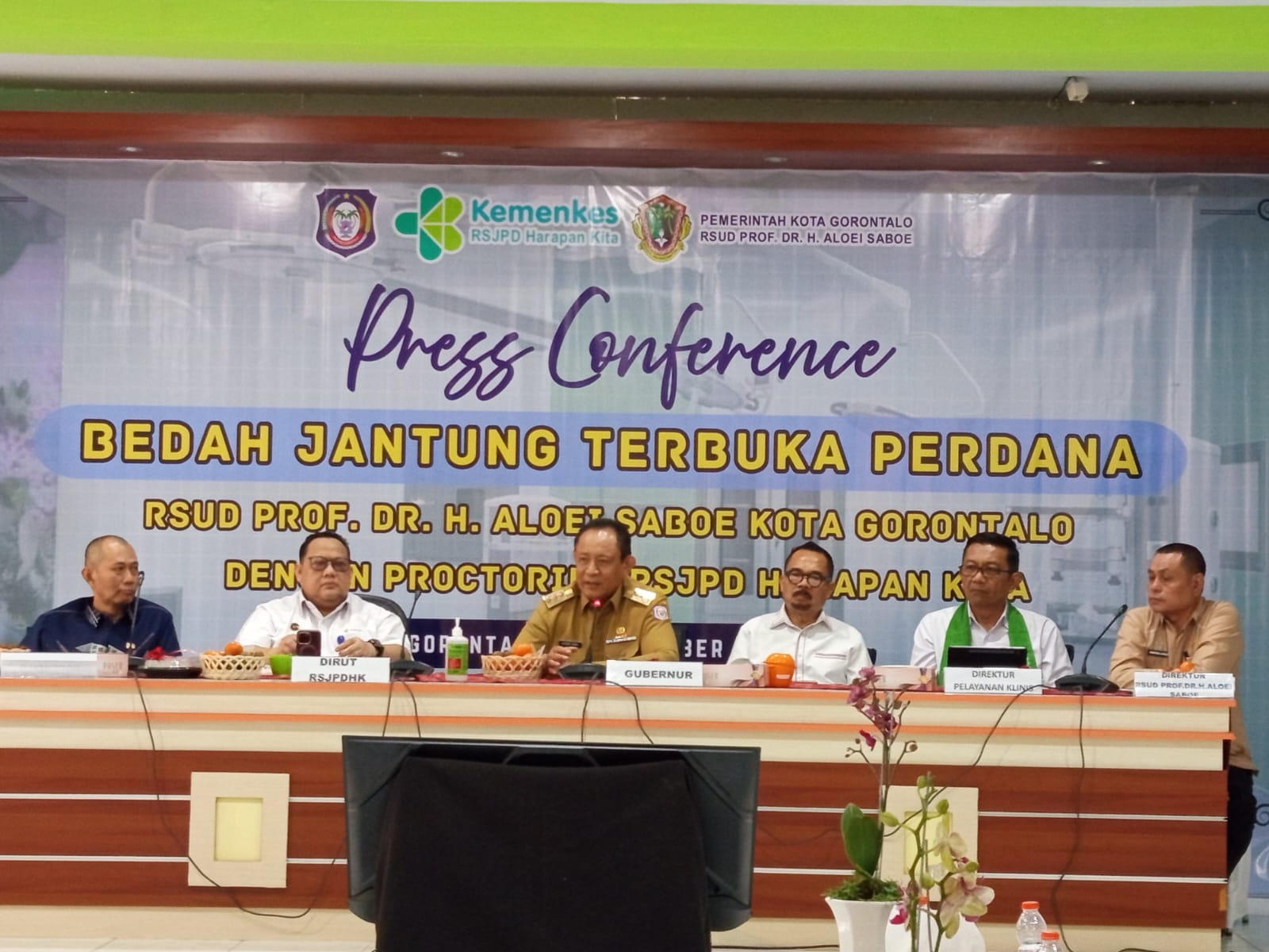 Gubernur Gorontalo, Gusnar Ismail menyebutkan bahwa Pelaksanaan Bedah Jantung Terbuka Perdana merupakan kado HUT Gorontalo ke-25 tahun. Foto/Dulohupa