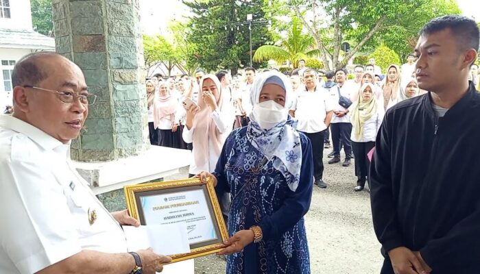 Petugas Kebersihan Nyapu Meski Hujan, Ibu dan Anak dapat Reward dari Wali Kota