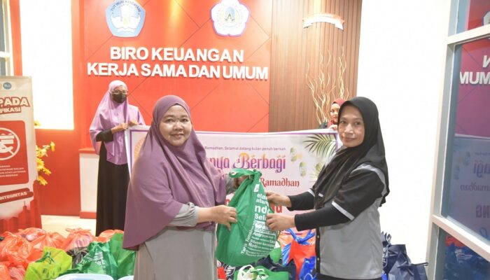 BKKU UNG Bagikan Puluhan Paket Sembako di Lingkungan Kampus