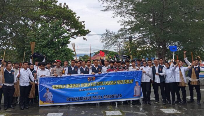 Dukung Program ASRI, Dirreskrimsus Polda Gorontalo Bersih-bersih Lingkungan dan Bagi Takjil